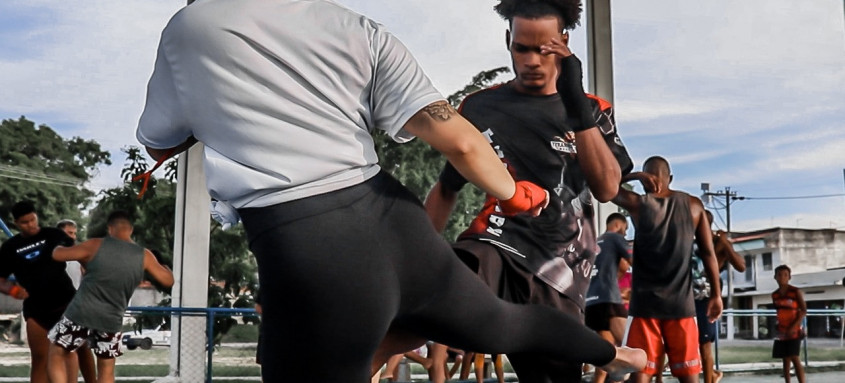 Projeto promove aulas de Muay Thai, boxe e defesa pessoal na Estação Cidadania, no bairro de Nova Cidade
