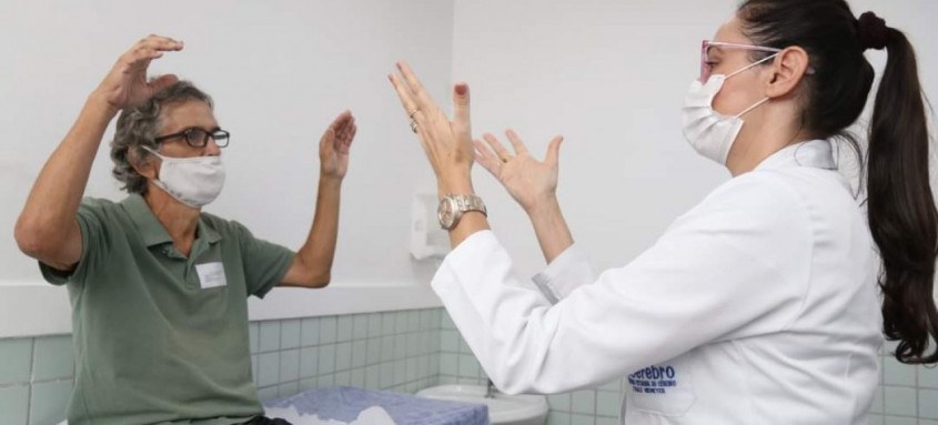 Pacientes passam por uma avaliação clínica e testagem dos movimentos de agilidade, rigidez e tremor - Foto: Divulgação Pacientes passam por uma avaliação clínica e testagem dos movimentos de agilidade, rigidez e tremor