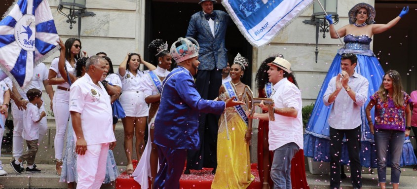 Wilson Neto, o Rei Momo, recebeu a chave da cidade das mãos do prefeito Eduardo Paes. A folia carioca está de volta - Foto: Marcos de Paula/Divulgação Wilson Neto, o Rei Momo, recebeu a chave da cidade das mãos do prefeito Eduardo Paes. A folia carioca está de volta