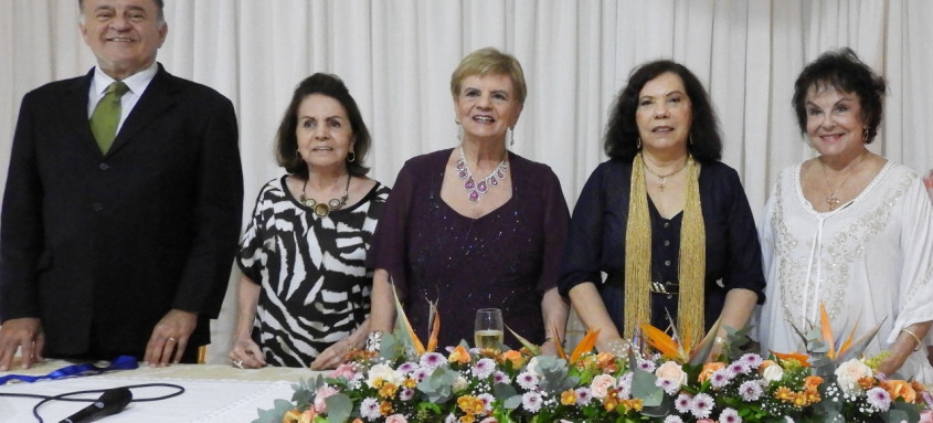 Foto (Murilo Lima) - O desembargador e acadêmico Nagib Slaibi Filho, a escritora Liane Arêas, a professora Matilde Slaibi Conti, a professora Márcia Pessanha, presidente da Academia Fluminense de Letras e do Elos Clube de Niterói e a professora Leda Mendes Jorge, presidente da Associação Niteroiense de Escritores. 
