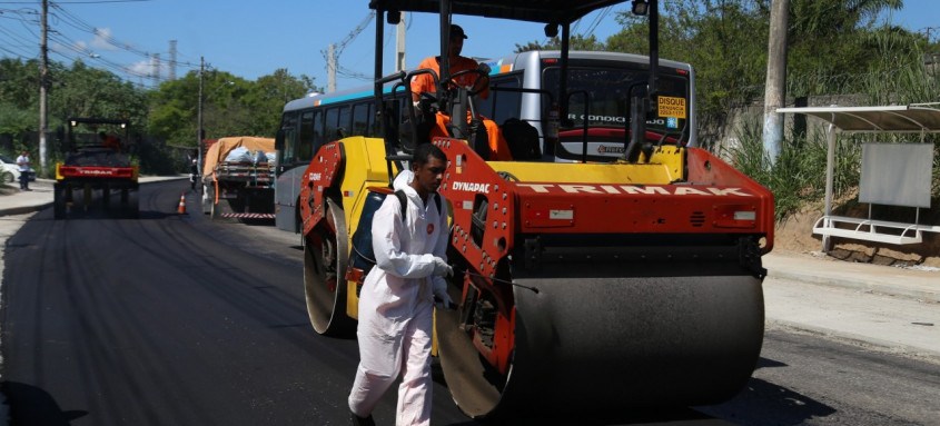 Estrada de Guaxindiba recebe asfalto após trabalho de drenagem: ligação importante entre a BR-101 e a RJ -104