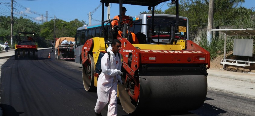 Estrada de Guaxindiba recebe asfalto após trabalho de drenagem: ligação importante entre a BR-101 e a RJ -104 - Foto: Renan Otto/Divulgação Estrada de Guaxindiba recebe asfalto após trabalho de drenagem: ligação importante entre a BR-101 e a RJ -104