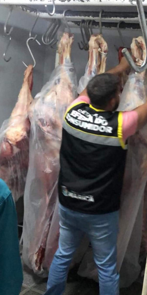 Fiscais autuaram padaria no Flamengo e percorreram mercados do bairro para verificar práticas inadequadas - Foto: Divulgação Fiscais autuaram padaria no Flamengo e percorreram mercados do bairro para verificar práticas inadequadas