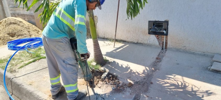 Equipes da Águas do Rio seguem com os serviços para levar água tratada para moradores da região
- Foto: Divulgação Equipes da Águas do Rio seguem com os serviços para levar água tratada para moradores da região