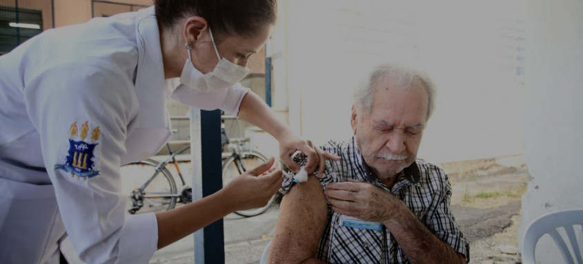 Profissionais de saúde com 40 anos ou mais também são imunizados em quatro policlínicas da cidade