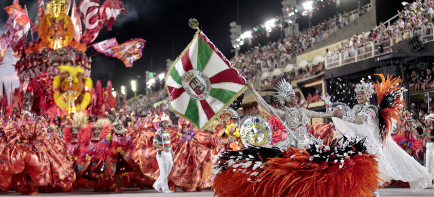 Em uma verdadeira batalha por décimos, a agremiação de Caxias foi a grande campeã do Grupo Especial - Foto: Gabriel Monteiro/Divulgação Riotur Em uma verdadeira batalha por décimos, a agremiação de Caxias foi a grande campeã do Grupo Especial