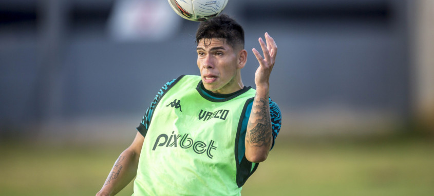 Preparado fisicamente, o apoiador chileno Carlos Palácios deve finalmente estrear hoje com a camisa cruzmaltina - Foto: Daniel Ramalho / Vasco Preparado fisicamente, o apoiador chileno Carlos Palácios deve finalmente estrear hoje com a camisa cruzmaltina