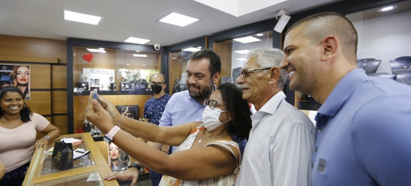 Governador Cláudio Castro participa de inauguração em shopping e visita obras de asfaltamento