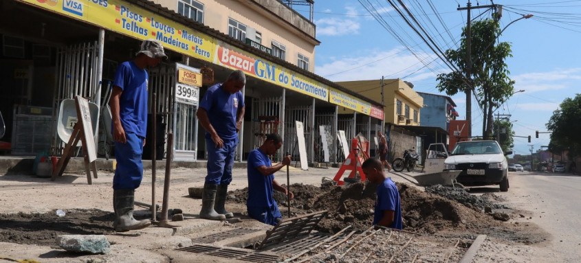 Ruas de vários bairros passam por limpeza e assistência aos 106 desalojados continua