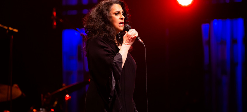 Gal Costa se apresenta na Praia de São Francisco, neste domingo