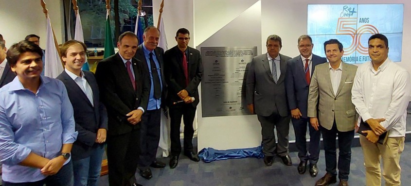  Dirigentes do Cooperativismo e autoridades descerraram a placa de inauguração da nova sede do Sistema OCB/RJ, no Centro do Rio de Janeiro