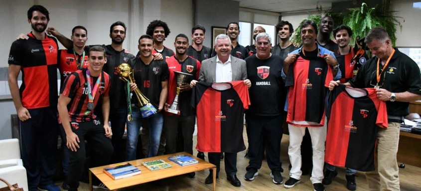 O prefeito Axel Grael e o secretário de Esporte, Gallo, receberam o time - Foto: Bruno Eduardo Alves/Prefeitura de Niterói O prefeito Axel Grael e o secretário de Esporte, Gallo, receberam o time