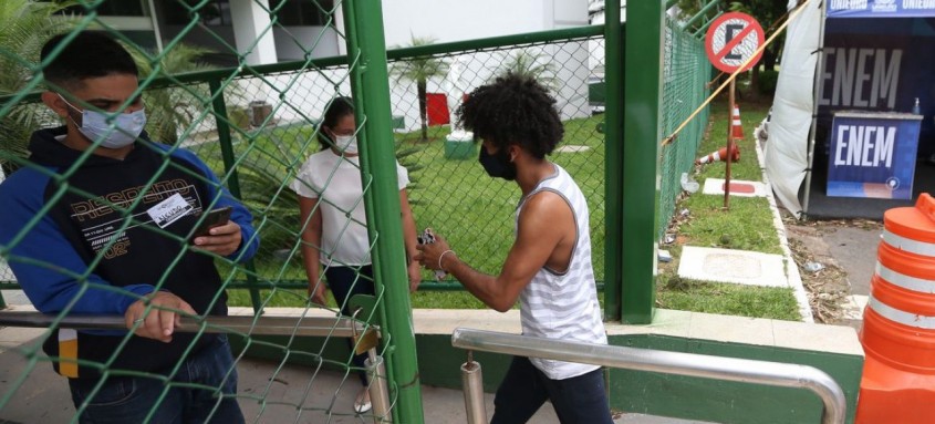 A previsão é de que o total supere o do ano passado, quando 3 milhões de estudantes se inscreveram para a prova. - Foto: Valter Campanato/Ag..ncia Brasil A previsão é de que o total supere o do ano passado, quando 3 milhões de estudantes se inscreveram para a prova.