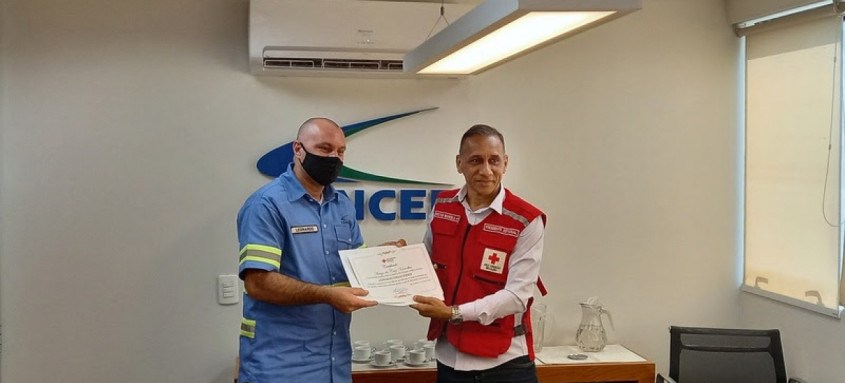 Presidente da Cruz Vermelha do Estado do Rio, Victor Marcelo da Silva Santos, saúda operador da Concer, Leonardo Coelho Ramos - Foto: Divulgação Presidente da Cruz Vermelha do Estado do Rio, Victor Marcelo da Silva Santos, saúda operador da Concer, Leonardo Coelho Ramos