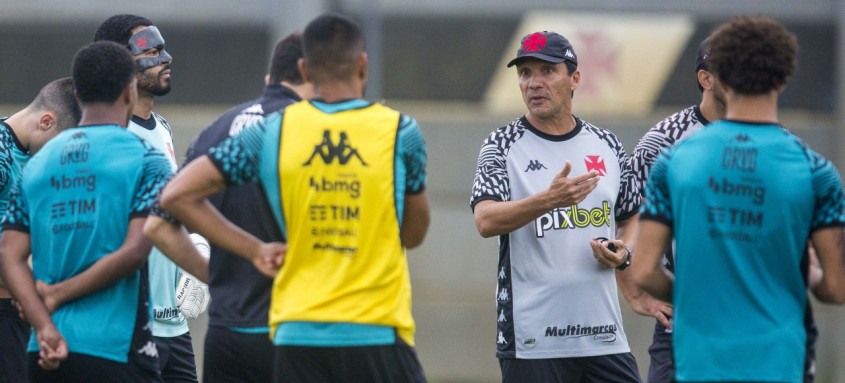 Técnico Zé Ricardo orienta o time no treinamento de ontem visando o jogo contra o Bahia, no próximo domingo - Foto: Daniel Ramalho / Vasco Técnico Zé Ricardo orienta o time no treinamento de ontem visando o jogo contra o Bahia, no próximo domingo