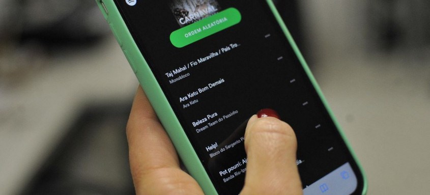 Nova parceria, agora com o Spotify, é para tentar impedir a disseminação de fake news na internet