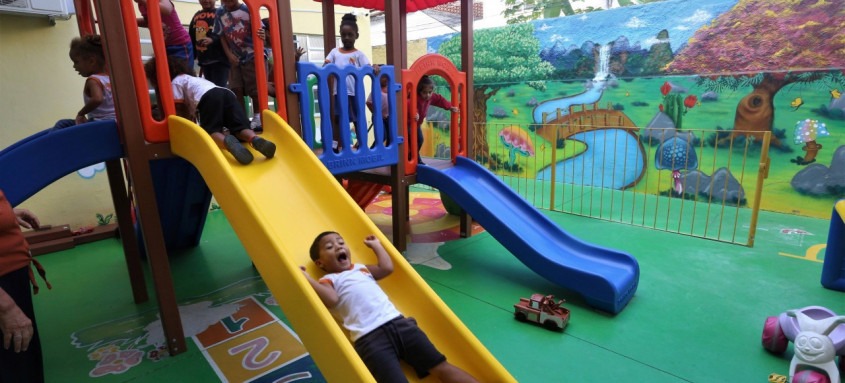 As 45 unidades de ensino para crianças da cidade vão ser contempladas com brinquedos até junho
- Foto: Douglas Macedo/Prefeitura de Niterói As 45 unidades de ensino para crianças da cidade vão ser contempladas com brinquedos até junho