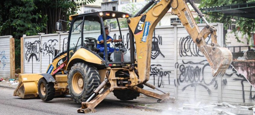 Com 70 metros de extensão, estrutura foi erguida para isolar condomínio de Inhaúma, em área sob influência do crime organizado - Foto: Divulgação Com 70 metros de extensão, estrutura foi erguida para isolar condomínio de Inhaúma, em área sob influência do crime organizado