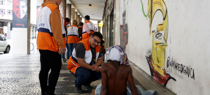 Equipes estão percorrendo locais na cidade com concentração de pessoas 