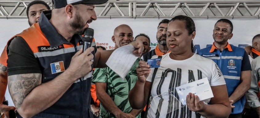 Cartões foram entregues às famílias com crédito de 150 Pedras Bonitas (que correspondem a R$150) - Foto: Divulgação/Prefeitura de Itaboraí Cartões foram entregues às famílias com crédito de 150 Pedras Bonitas (que correspondem a R$150)