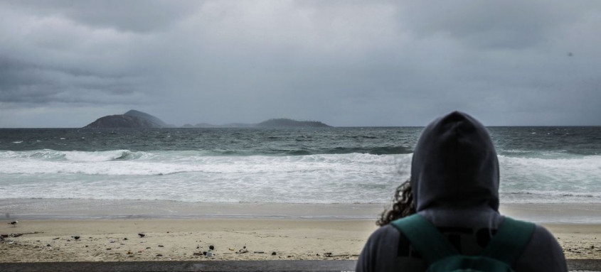 Hora de vestir o agasalho: frente fria chegou ao Estado do Rio trazendo ressaca, chuva e temperaturas mais baixas - Foto: Tânia Rêgo/Agência Brasil Hora de vestir o agasalho: frente fria chegou ao Estado do Rio trazendo ressaca, chuva e temperaturas mais baixas