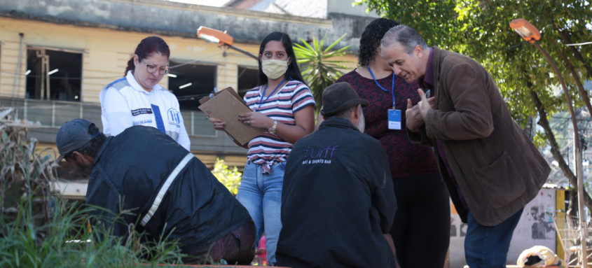 Serviços assistenciais foram oferecidos pelas secretarias da Assistência Social e Álcool e Drogas, em conjunto com uma equipe do programa RJ Para Todos
- Foto: Renan Otto/Prefeitura de São Gonçalo Serviços assistenciais foram oferecidos pelas secretarias da Assistência Social e Álcool e Drogas, em conjunto com uma equipe do programa RJ Para Todos