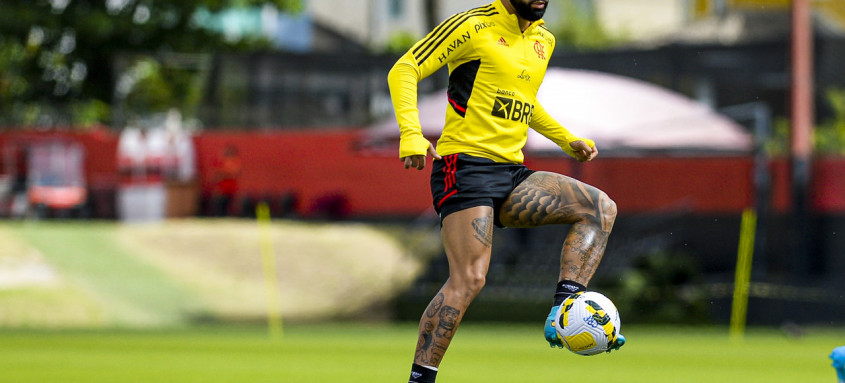 O atacante Gabriel Barbosa busca reencontrar o caminho das redes no duelo que vai acontecer neste sábado - Foto: Marcelo Cortes O atacante Gabriel Barbosa busca reencontrar o caminho das redes no duelo que vai acontecer neste sábado