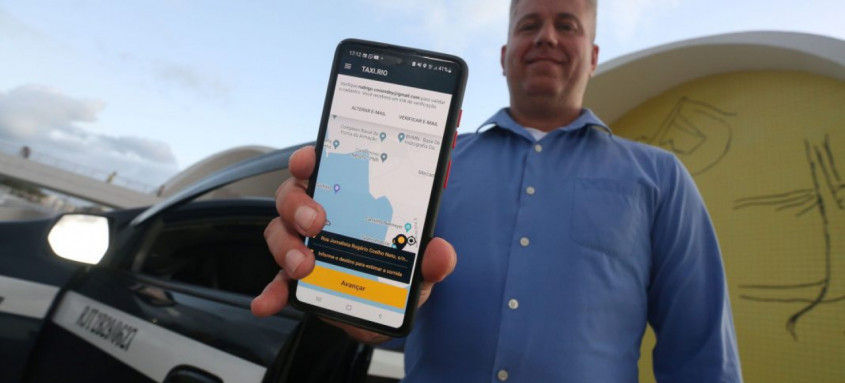 O aplicativo, que já pode ser baixado no celular, permite que o passageiro solicite um táxi com até 40% de desconto na corrida