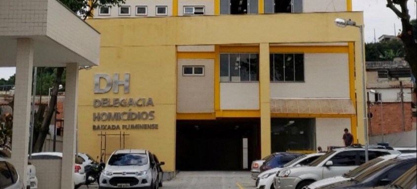 PMs encontram o militar baleado, após serem avisados por pedestres de um suposto assalto em andamento na região - Foto: Divulgação PMs encontram o militar baleado, após serem avisados por pedestres de um suposto assalto em andamento na região