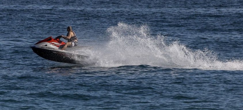 Transportar menores de sete anos está proibido e deve ser respeitada faixa limite de 200m da praia
