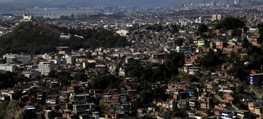 Mulher foi atingida por tiro dentro de casa em comunidade vizinha
