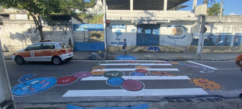 A artista Iori Grafitti pintou a faixa de pedestre da Rua Tenente Osório