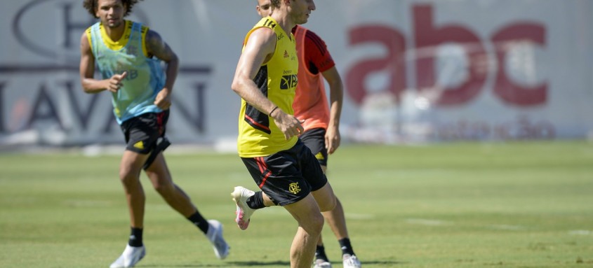 Recuperado de lesão, o lateral-esquerdo Filipe Luís treinou normalmente no Ninho do Urubu e deve voltar no Fla-Flu - Foto: Marcelo Cortes / Flamengo Recuperado de lesão, o lateral-esquerdo Filipe Luís treinou normalmente no Ninho do Urubu e deve voltar no Fla-Flu