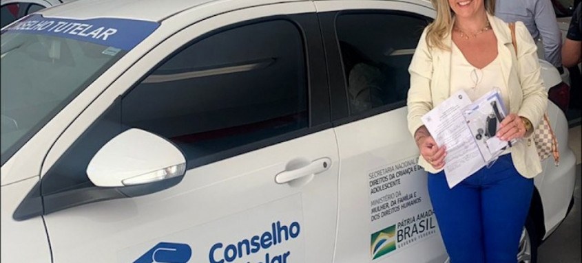 Secretária Karen Louzada recebeu o veículo em nome do prefeito Ramon Gidalte, em solenidade no Rio de Janeiro - Foto: Divulgação Secretária Karen Louzada recebeu o veículo em nome do prefeito Ramon Gidalte, em solenidade no Rio de Janeiro