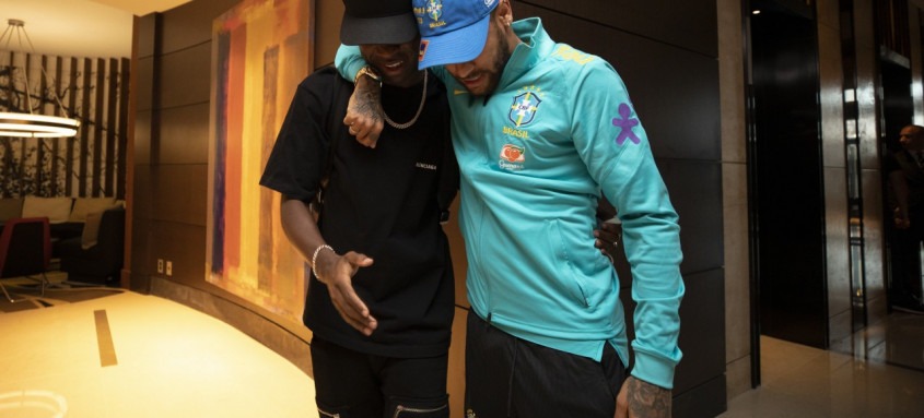 Vinícius Júnior foi recepcionado ontem por Neymar ao se apresentar à Seleção Brasileira para amistosos na Ásia - Foto: Lucas Figueiredo / CBF Vinícius Júnior foi recepcionado ontem por Neymar ao se apresentar à Seleção Brasileira para amistosos na Ásia