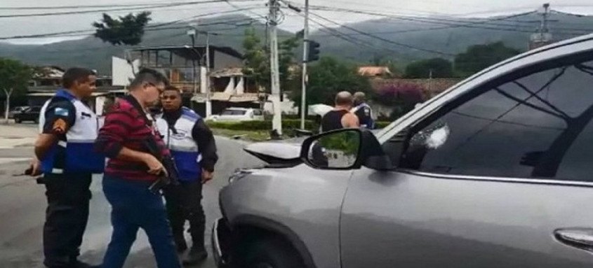 Um homem em uma moto preta se aproximou do veículo que Carlos dirigia e atirou