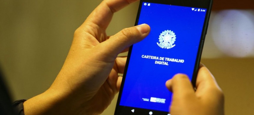 Rendimento médio do trabalhador caiu 7,9%, para R$ 2.569
    