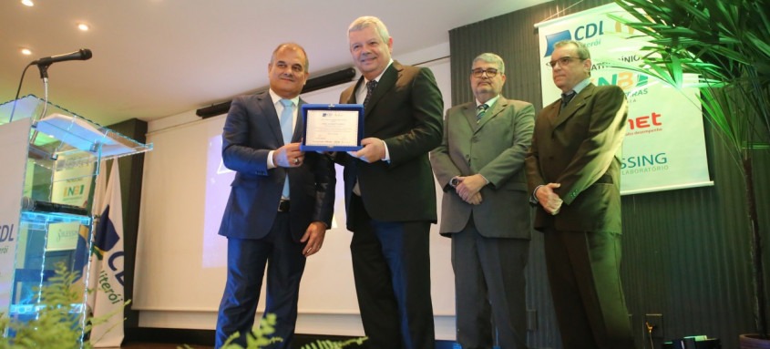 Axel Grael ganhou prêmio concedido para pessoas que se destacaram no desenvolvimento do comércio em 2021
- Foto: Luciana Carneiro/Prefeitura de Niterói Axel Grael ganhou prêmio concedido para pessoas que se destacaram no desenvolvimento do comércio em 2021