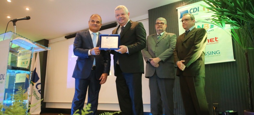 Prefeito de Niterói recebe homenagem da Câmara de Dirigentes Lojistas