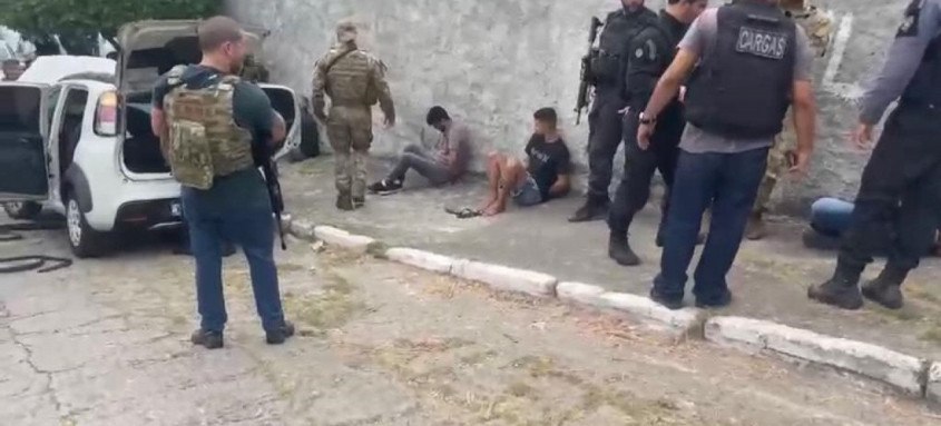 De acordo com os policiais, um dos bandidos tinha dois mandados de prisão preventiva em aberto - Foto: Pcerj De acordo com os policiais, um dos bandidos tinha dois mandados de prisão preventiva em aberto