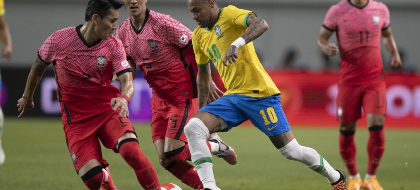 Recuperado de lesão no pé, o atacante Neymar entrou em campo ontem e marcou duas vezes contra a Coreia do Sul