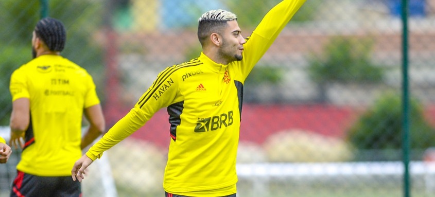 Voltando a atravessar uma boa fase, mas perto do fim do contrato, meia Andreas Pereira deve ser titular novamente - Foto: Marcelo Cortes / Flamengo Voltando a atravessar uma boa fase, mas perto do fim do contrato, meia Andreas Pereira deve ser titular novamente