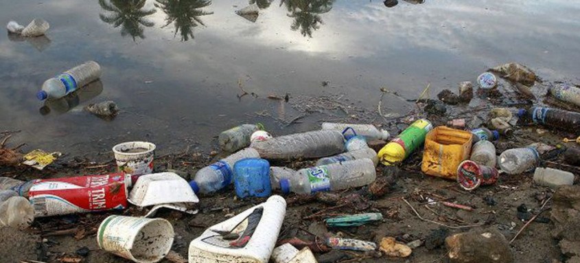 Mais de 90 toneladas de resíduos são despejados diariamente na Baía
    