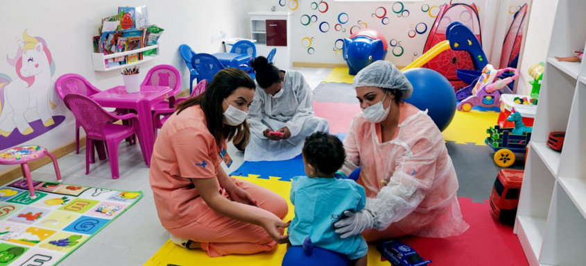 No Hospital Estadual Roberto Chabo, em Araruama, por exemplo, a fisioterapia respiratória e motora é amplamente realizada no ambiente hospitalar