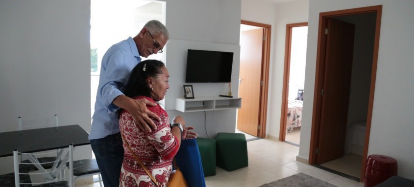 Prefeito Capitão Nelson com a moradora que estava vivendo em abrigo e recebeu seu apartamento mobiliado - Foto: Renan Otto/Divulgação Prefeito Capitão Nelson com a moradora que estava vivendo em abrigo e recebeu seu apartamento mobiliado