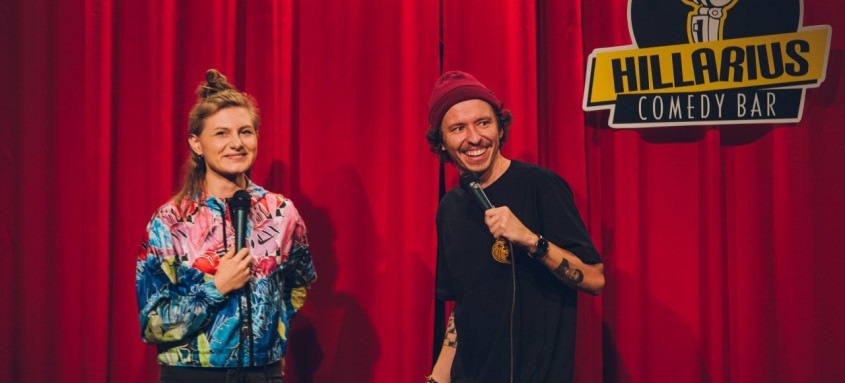 Histórias reais de um casal e suas viagens pelo mundo são o tema do show de comédia - Foto: Bulldog Framework/Divulgação Histórias reais de um casal e suas viagens pelo mundo são o tema do show de comédia