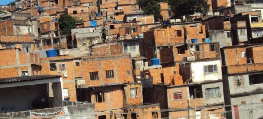 Policiais utilizaram todo material e esquema necessário para que a moradora fosse retirada da comunidade com segurança - Foto: Divulgação Policiais utilizaram todo material e esquema necessário para que a moradora fosse retirada da comunidade com segurança