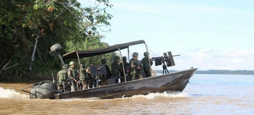 Equipes da Marinha e do Exército estão mobilizadas nas buscas
