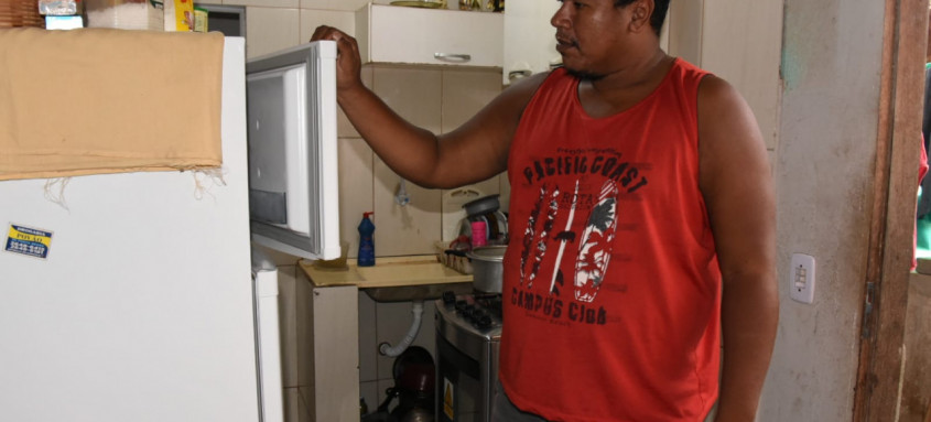 Almoxarife Eduardo Delindo e sua família perderam móveis e eletrodomésticos durante a tempestade
