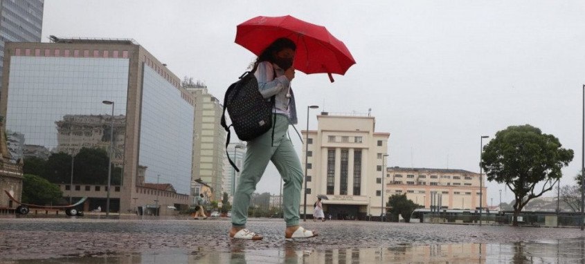 Já a partir da tarde, há possibilidade de pancadas de chuva moderada a forte